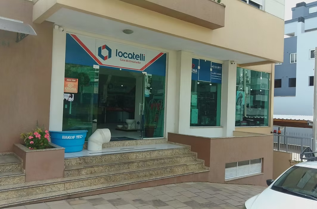 Outra fachada da loja Locatelli